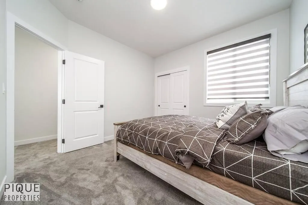Holiday home *New*Luxury Living*King Bed*Ac&Fireplace*Sleeps13! Edmonton